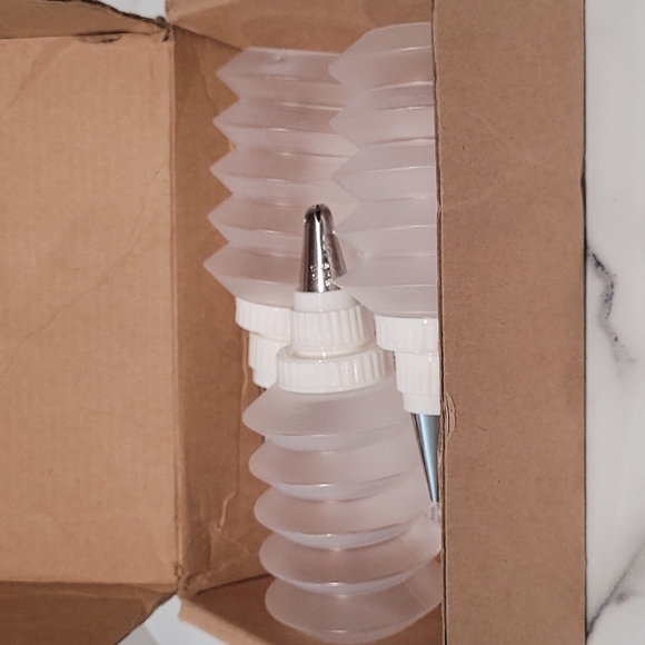 The pampered chef cake decorating bottle . - Picture 4 of 5